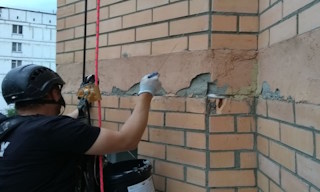 Обследование фасада здания в Спасске-Дальнем в октябре